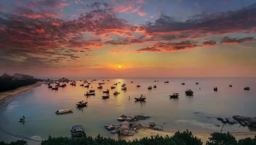 秋日霞光中的三娘湾，美艳得让人欲罢不能，一定要去看看……